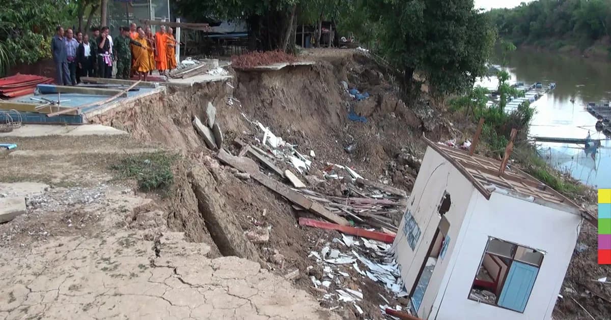 พนังกั้นน้ำชีทรุด เซาะกุฏิวัดถล่ม เสียหายนับล้าน