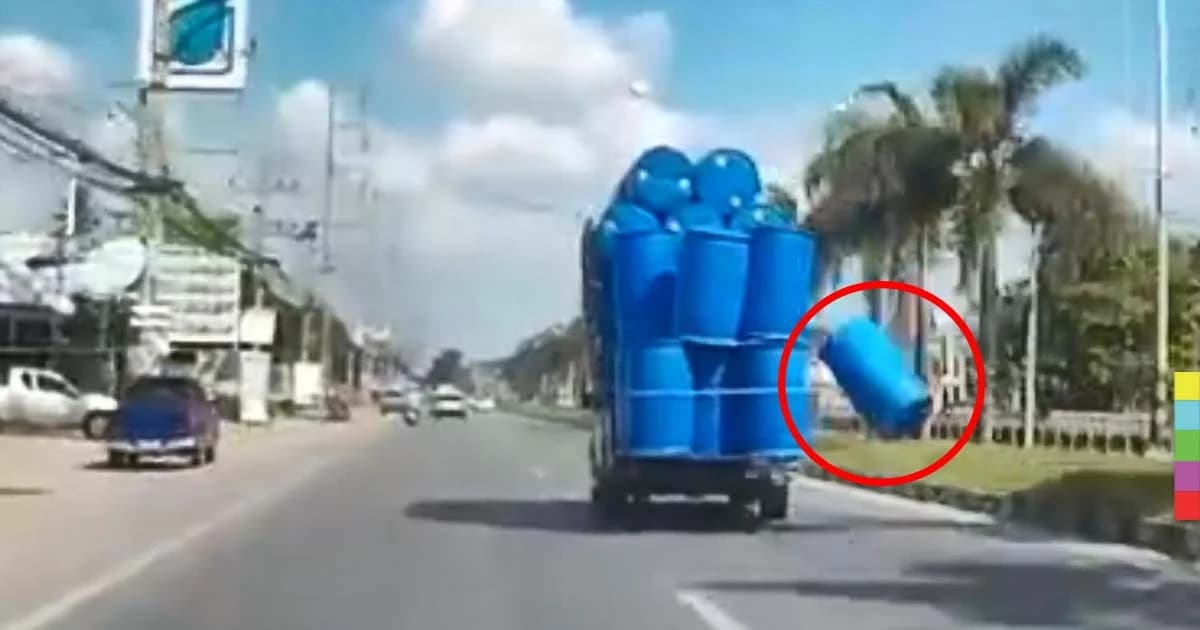 หนุ่มโพสต์คลิป รถบรรทุกถังพลาสติกทำถังหล่นกลางถนน หวิดโดนรถตามหลัง