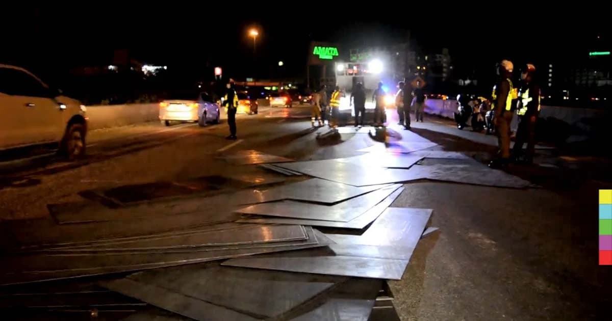 รถบรรทุกทำเหล็กแผ่นตกเกลื่อนถนน โชเฟอร์ไม่สนรีบเผ่นหนี