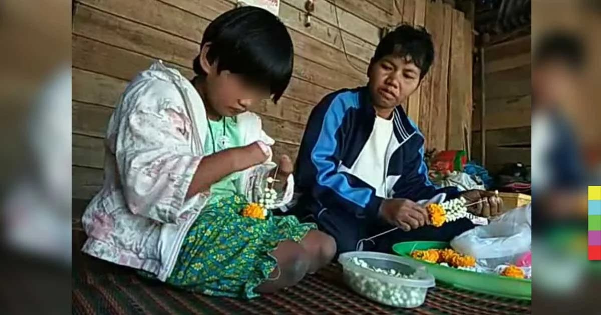 แม่พาลูกสาว 8 ขวบ ไร้มือเท้า เที่ยววันเด็กเสร็จรีบกลับบ้าน ช่วยกันร้อยมาลัยขาย