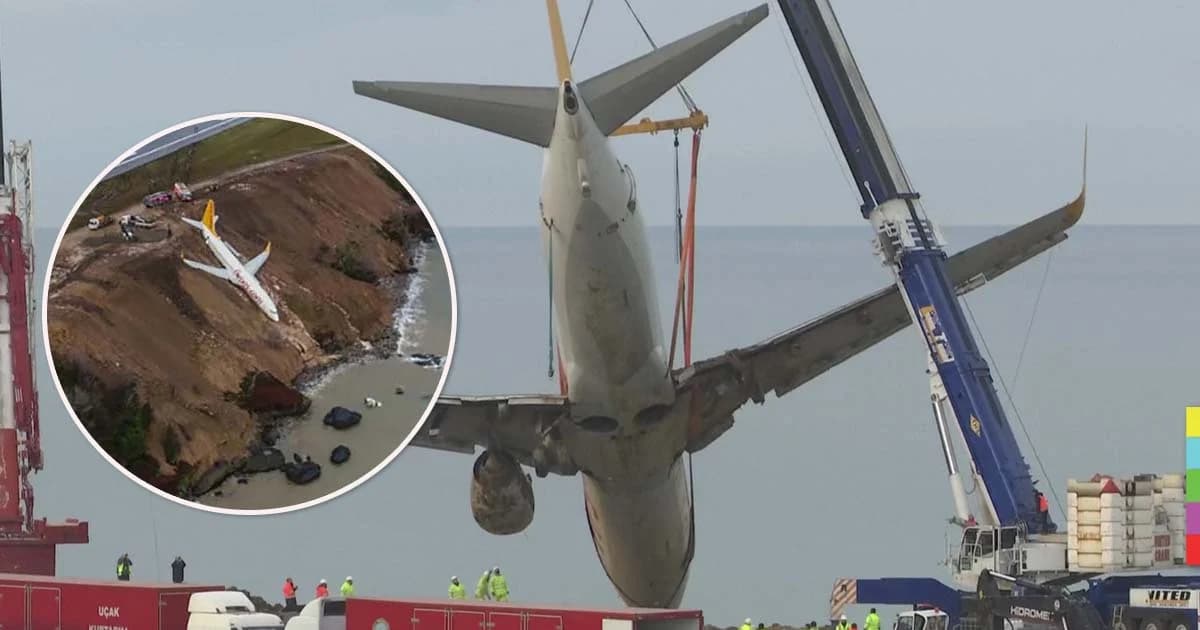 กู้เครื่องบินไถลออกนอกรันเวย์ เกือบตกทะเลดำในตรุกี สำเร็จแล้ว!