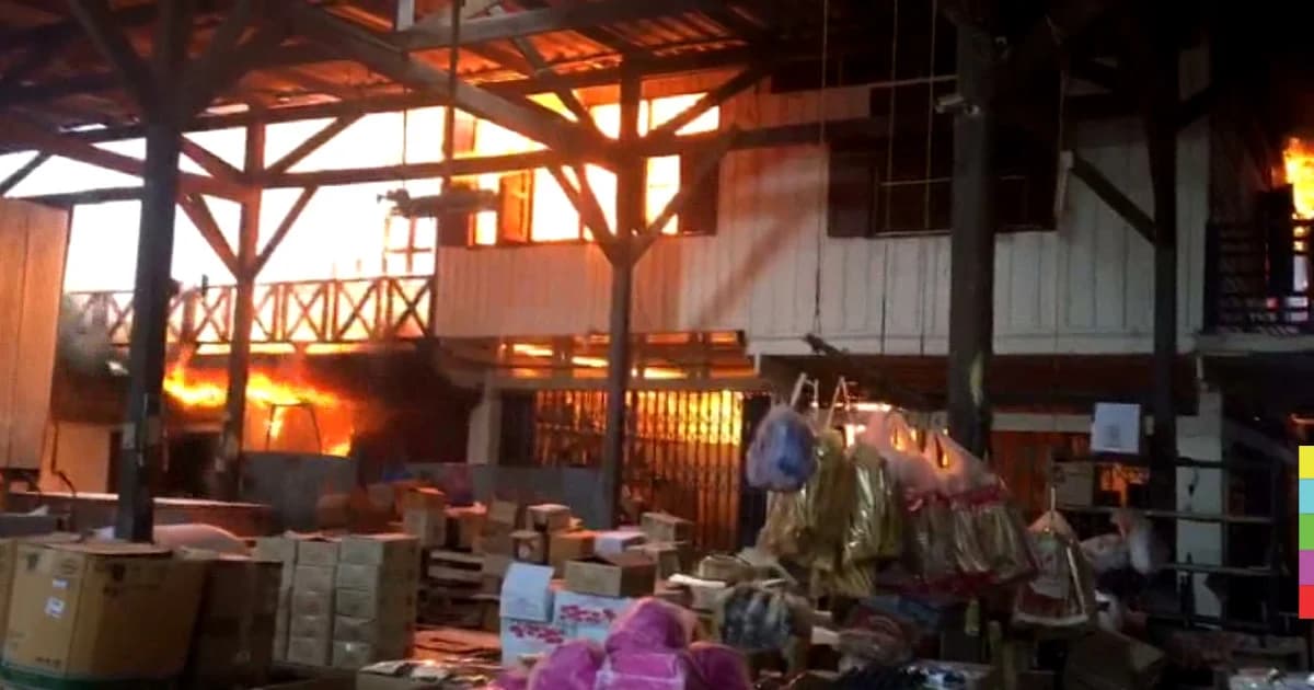 พ่อค้าแม่ค้าวิ่งหนีตายระทึก หลังเกิดไฟไหม้ห้องแถวย่านตลาดสดจันดี เมืองคอน