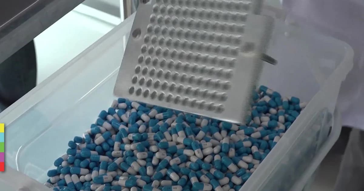 หมอแสงเร่งผลิตยาให้ผู้ป่วยที่ลงชื่อไว้กว่า 2 หมื่นคน