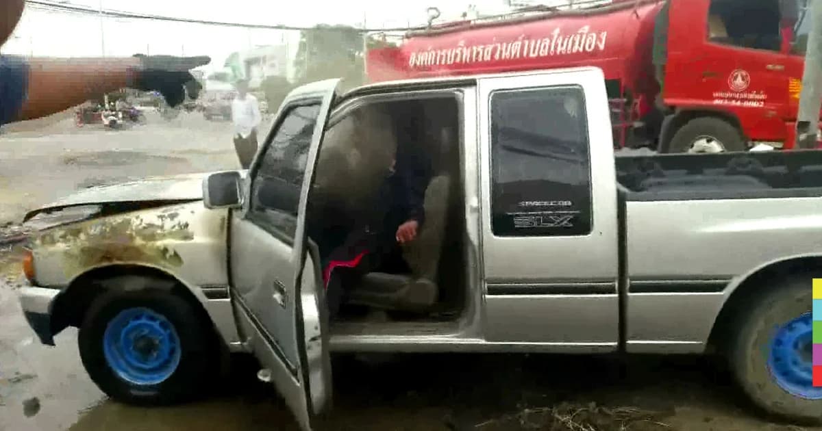 หนุ่มงง ! ไฟลุกท่วมกระบะ หลังจอดซื้อของ จนท.เร่งดับ