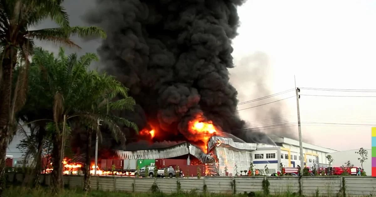 ระทึก ! ไฟไหม้ รง.ผลิตถุงมือแพทย์ จนท.เร่งควบคุมเพลิง