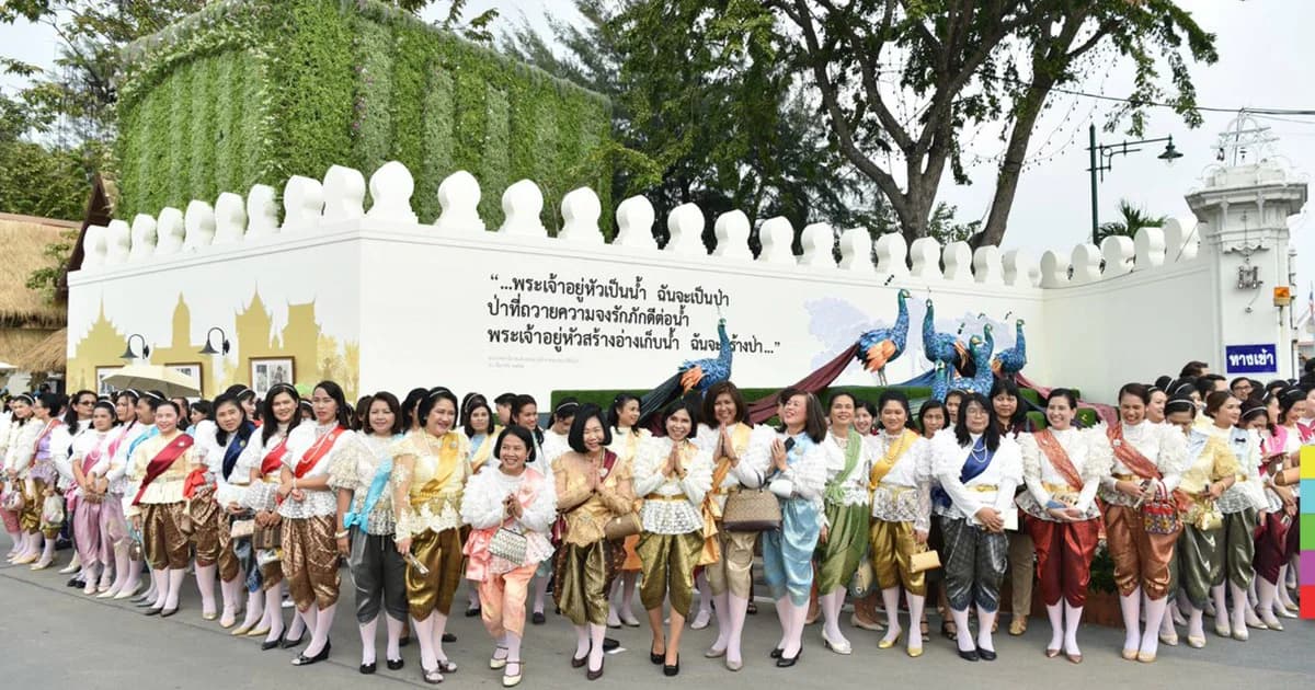 คึกคัก ! ปชช.แต่งชุดไทยร่วมงาน ‘อุ่นไอรัก คลายความหนาว’ วันแรก
