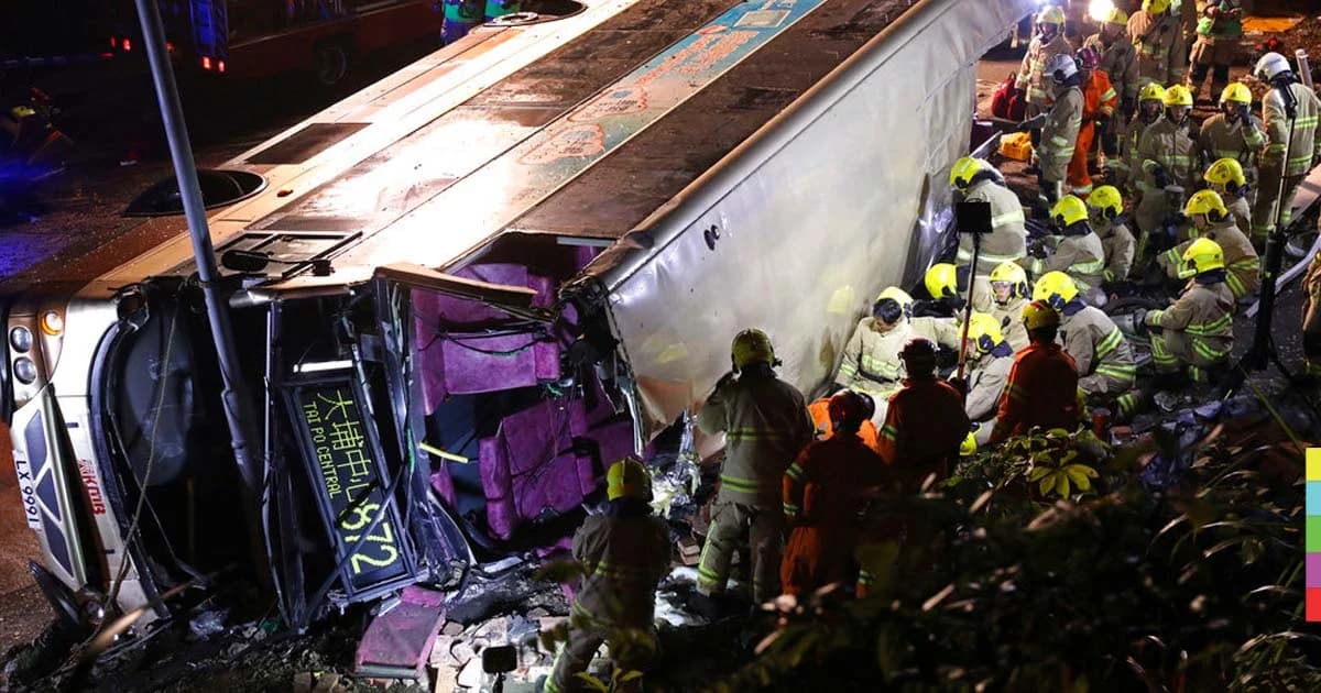 ฮ่องกง ซิ่งบัสสองชั้นหลังแข่งม้า พลิกคว่ำ เสียชีวิตหมู่ 18 ศพ