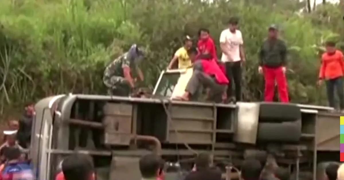 อินโดนีเซีย บัสนทท. ชนมอเตอร์ไซค์บนเกาะชวา เสียชีวิตหมู่ 25 ศพ