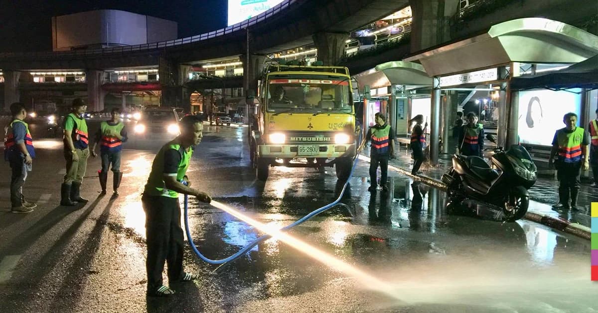 กทม.ล้างถนนรอบอนุสาวรีย์ชัยฯ หลังตรวจพบค่าฝุ่นละอองสูง