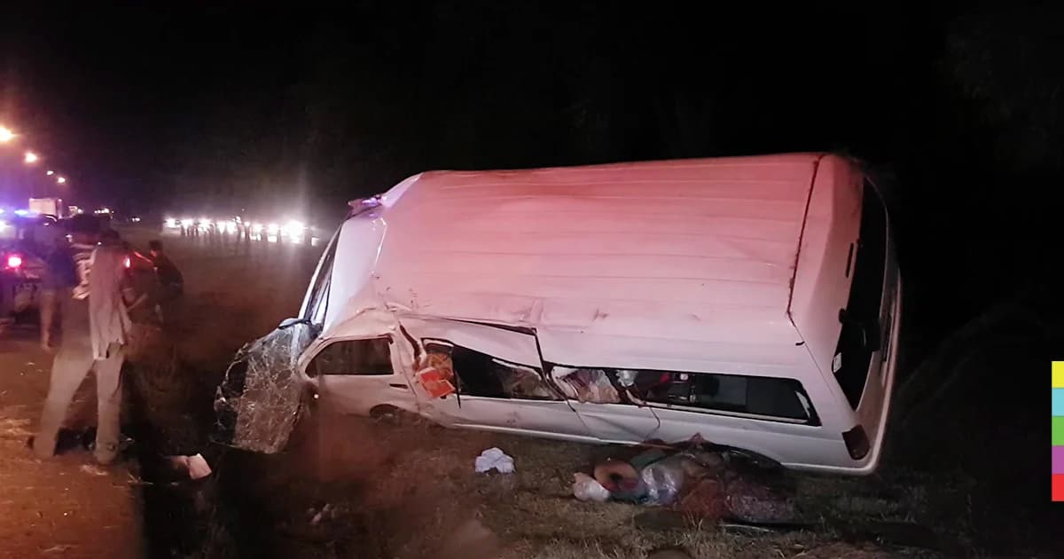 หวิดดับหมู่ ! รถตู้ซิ่งเสียหลักคว่ำบน ถ.มิตรภาพ เจ็บ 3 ราย