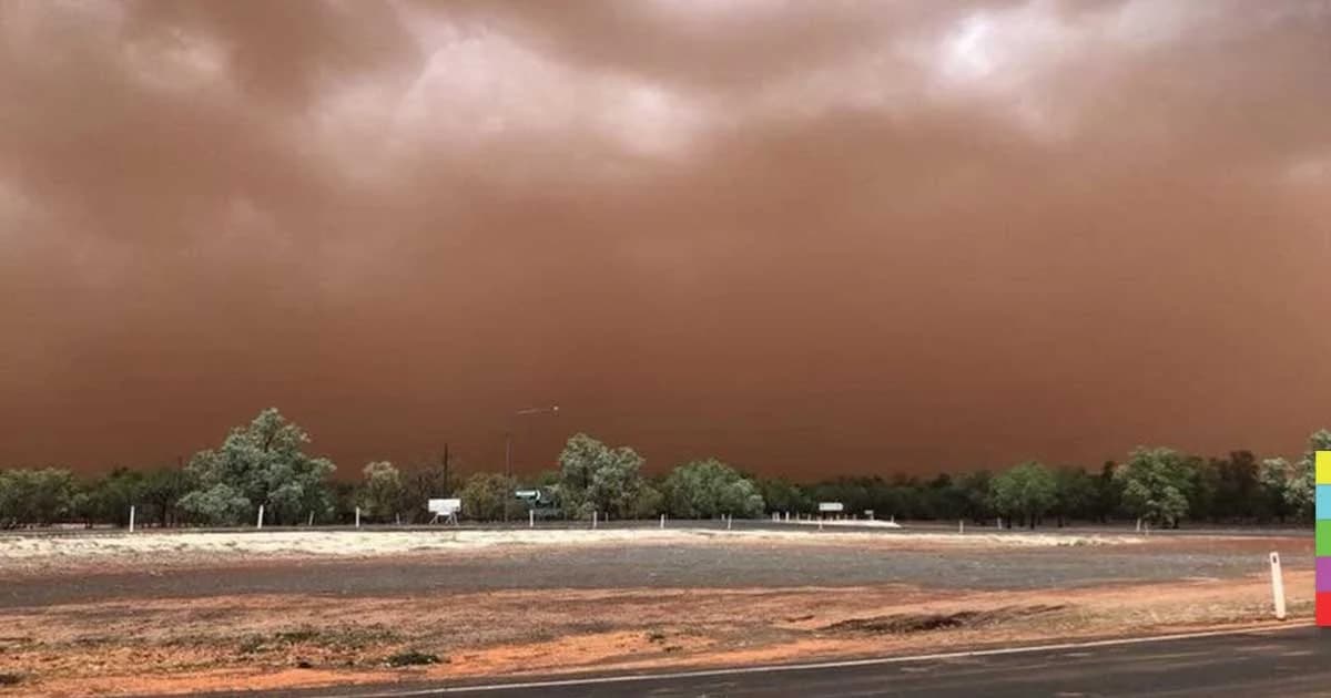 ทั้งเมืองเปลี่ยนเป็นสีส้ม หลังโดนพายุฝุ่นถล่ม