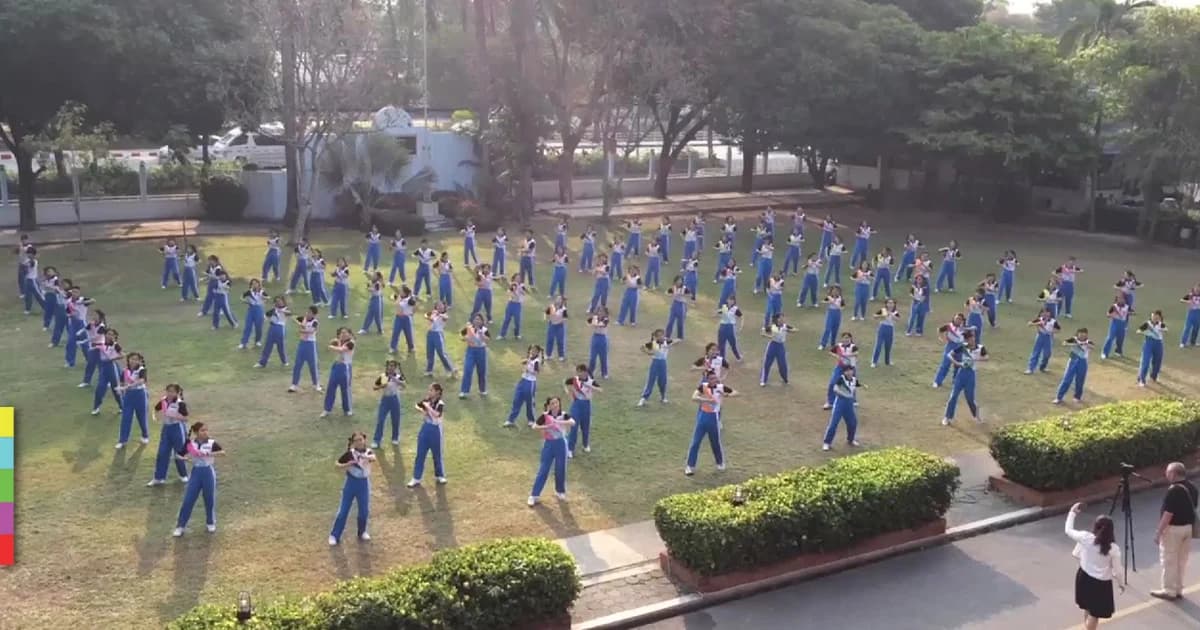 นักเรียนเชียงใหม่เต้น “คุกกี้เสี่ยงทาย” ออกกำลังกายหน้าเสาธง