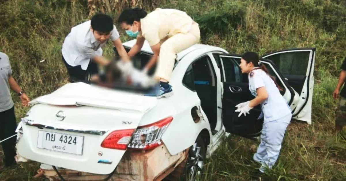 ด.ต.ขับเก๋งพาญาติไปงานบวช เสียหลักหลุดโค้ง ถูก 6 ล้อชนยับ ดับ 1 เจ็บ 2