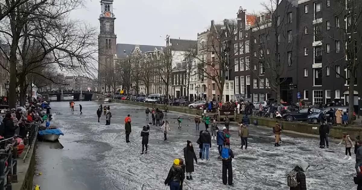 ประชาชนแห่เล่นไอซ์สเก็ต หลัง “คลองอัมสเตอร์ดัม” กลายเป็นน้ำแข็ง