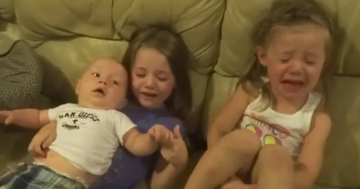 คลิปน่ารัก เมื่อพี่สาวทั้ง 2 ร้องไห้หนัก เพราะไม่อยากให้น้องชายโตขึ้น