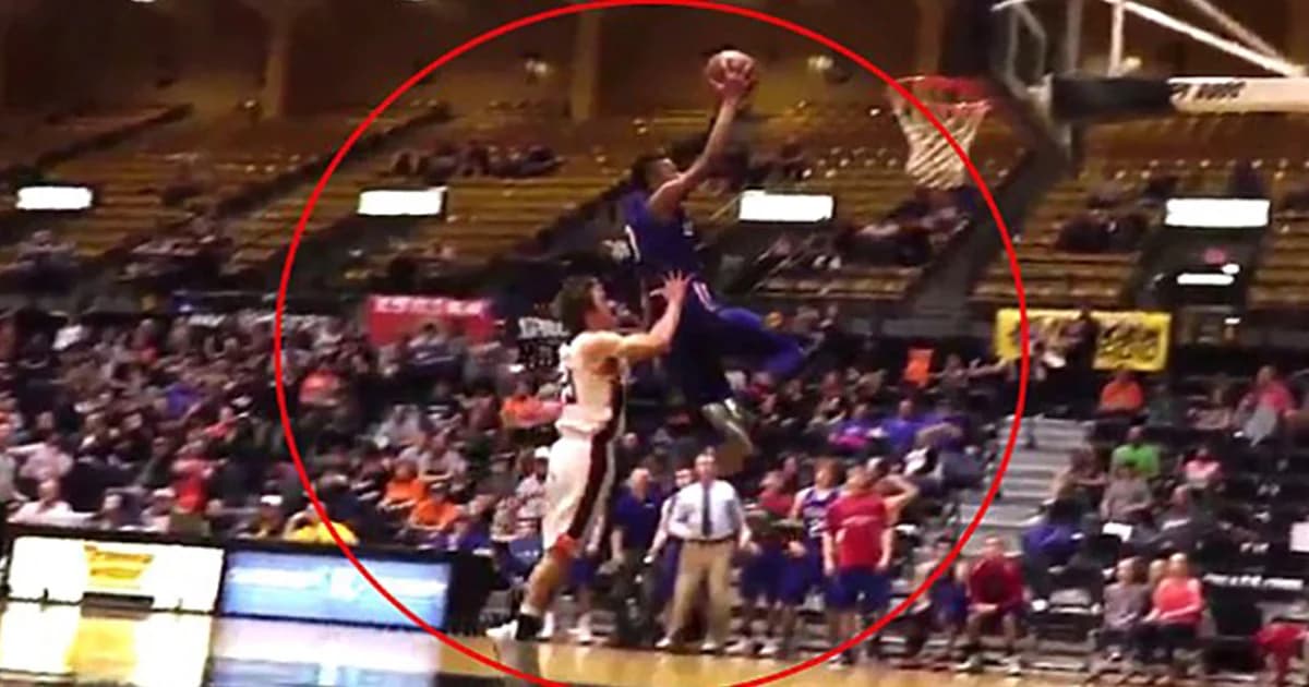 นักบาสมะกันผลักคู่แข่งขณะโดดดั๊งทำแต้ม กระเด็นชนเสาห่วงอย่างจัง