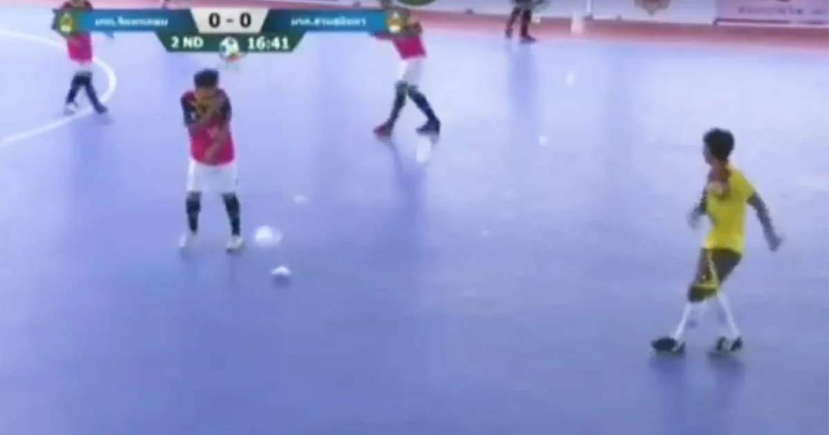 เตะหนักไปหน่อย ! ทำบอลแตกกระจายจนผู้ชมอึ้งทั้งสนาม