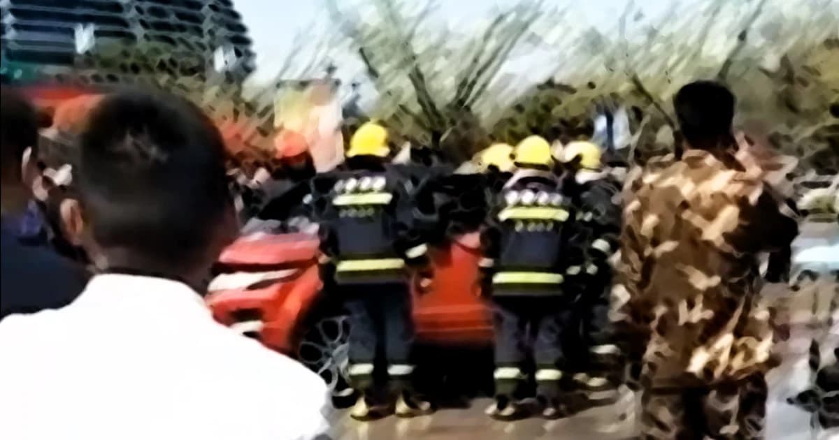 หนุ่มจีนช้ำรักซิ่งชนรถแฟนสาว ก่อนจุดไฟเผาดับคู่คารถ