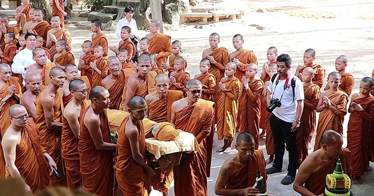 ชาว จ.เลยแห่รับสรีระสังขาร หลวงปู่ท่อน ญาณธโร (ประมวลภาพ)