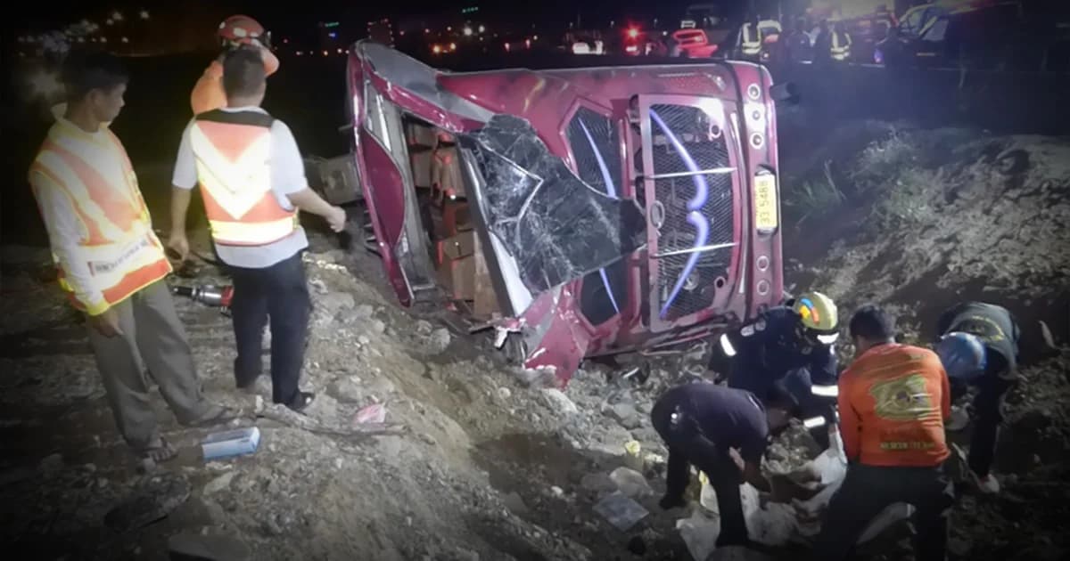 ซ้ำรอยเดิม ! รถทัวร์ขนแรงงานเมียนมาพลิกคว่ำทางลงดอยรวก ตาย 6 เจ็บ 17