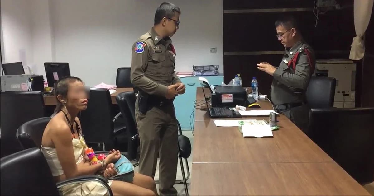 รวบแล้ว ! สาวนั่งเสพยากลางวอล์กกิ้งสตรีทพัทยา