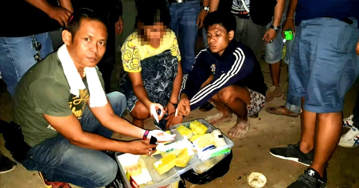 รวบหนุ่ม เมียท้องเเก่ ค้ายาบ้า พบของกลาง 8.5 หมื่นเม็ด เผยพ่อเเม่บุญธรรม เป็นผู้บงการ