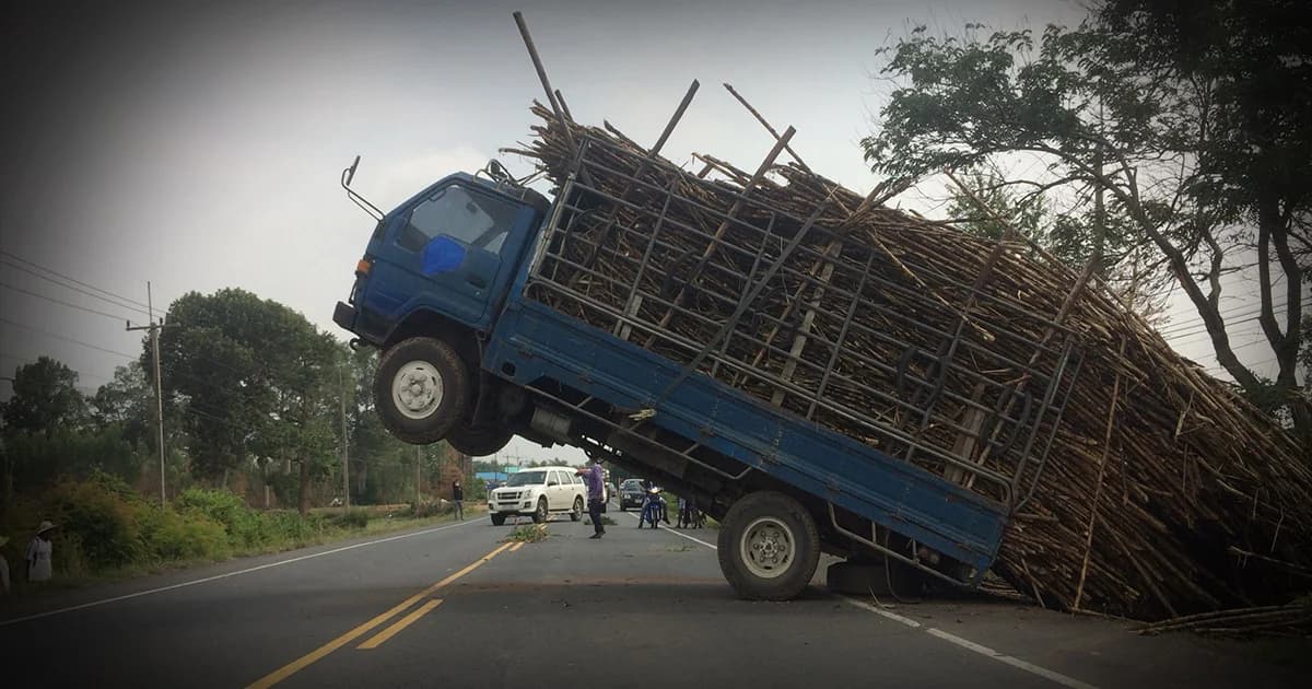 เกินลิมิต ! 6 ล้อ บรรทุกอ้อยล้น เจอทางลาดหงายหลังล้อชี้ฟ้า