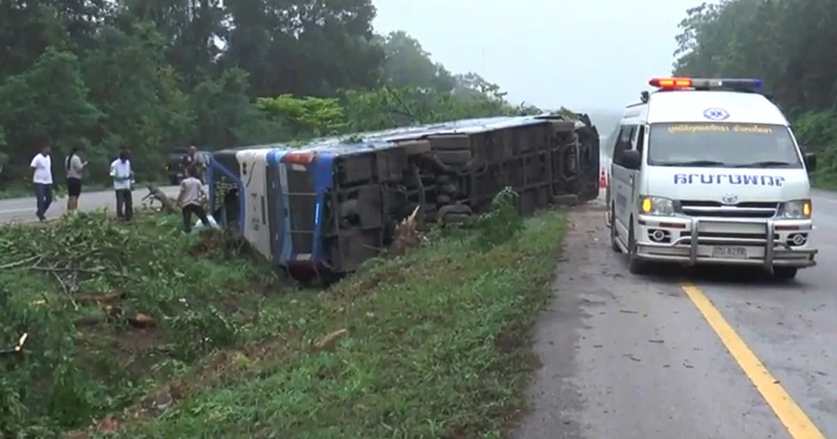 รถทัวร์ขาล่องใต้เสียหลักพลิกคว่ำ เจ็บ 19 ราย