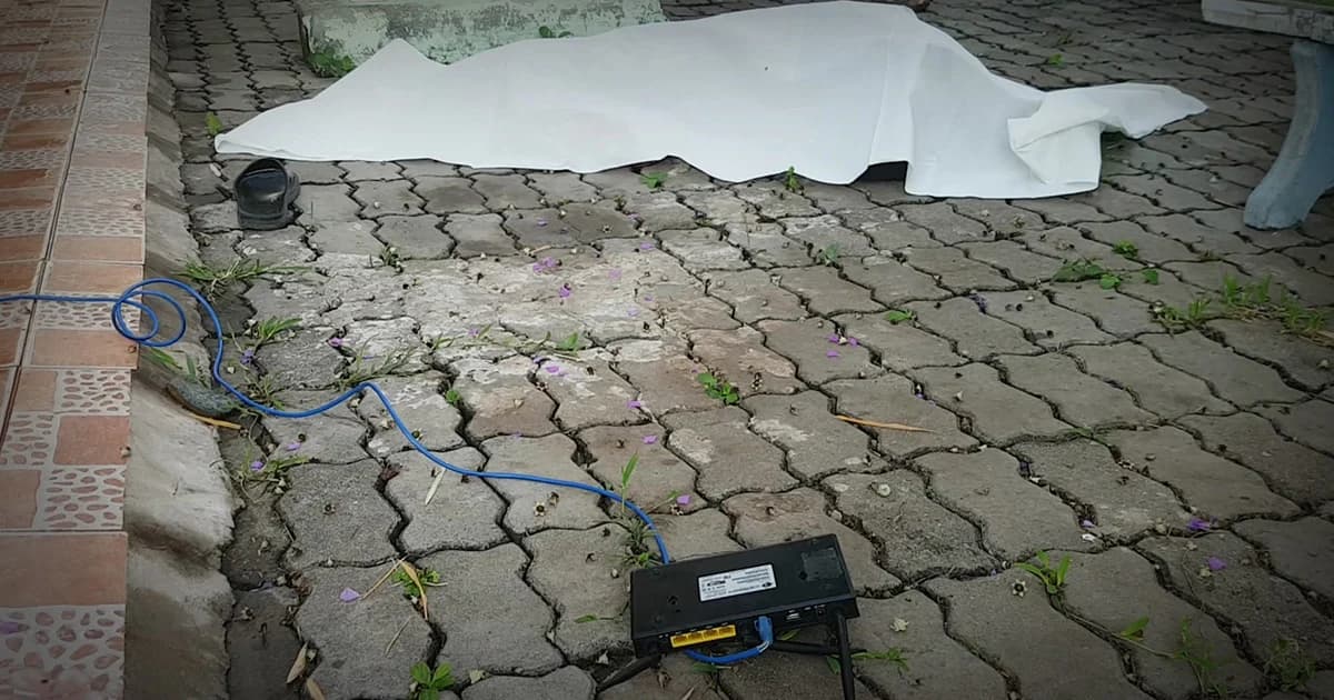 ครูปีนระเบียงติดเร้าเตอร์ พลัดตกตึก รร.ดับ