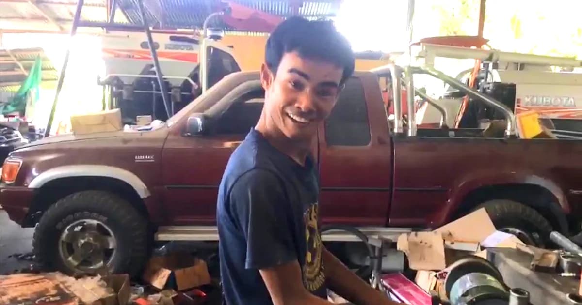 หนุ่มพิการ สู้ชีวิต ทำงานเป็นช่างซ่อมรถ ส่งน้อง 2 คนเรียนจนจบ ป.ตรี