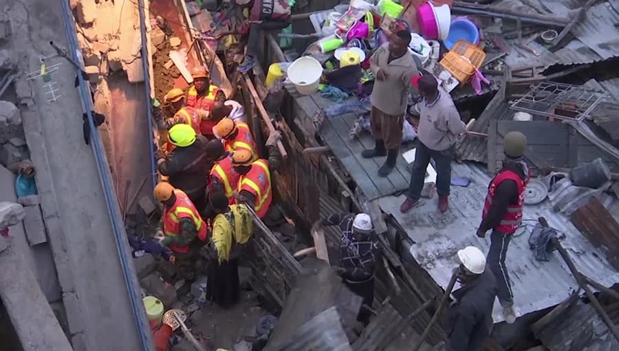 เจ้าหน้าที่กู้ภัยเร่งหาคนติดใต้ซากตึก หลังอาคารสูง 5 ชั้นถล่มในเคนย่า