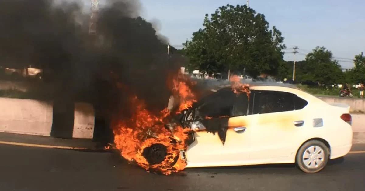 หนุ่มขับเก๋ง หลับใน ชนท้ายกระบะ ไฟลุกท่วม