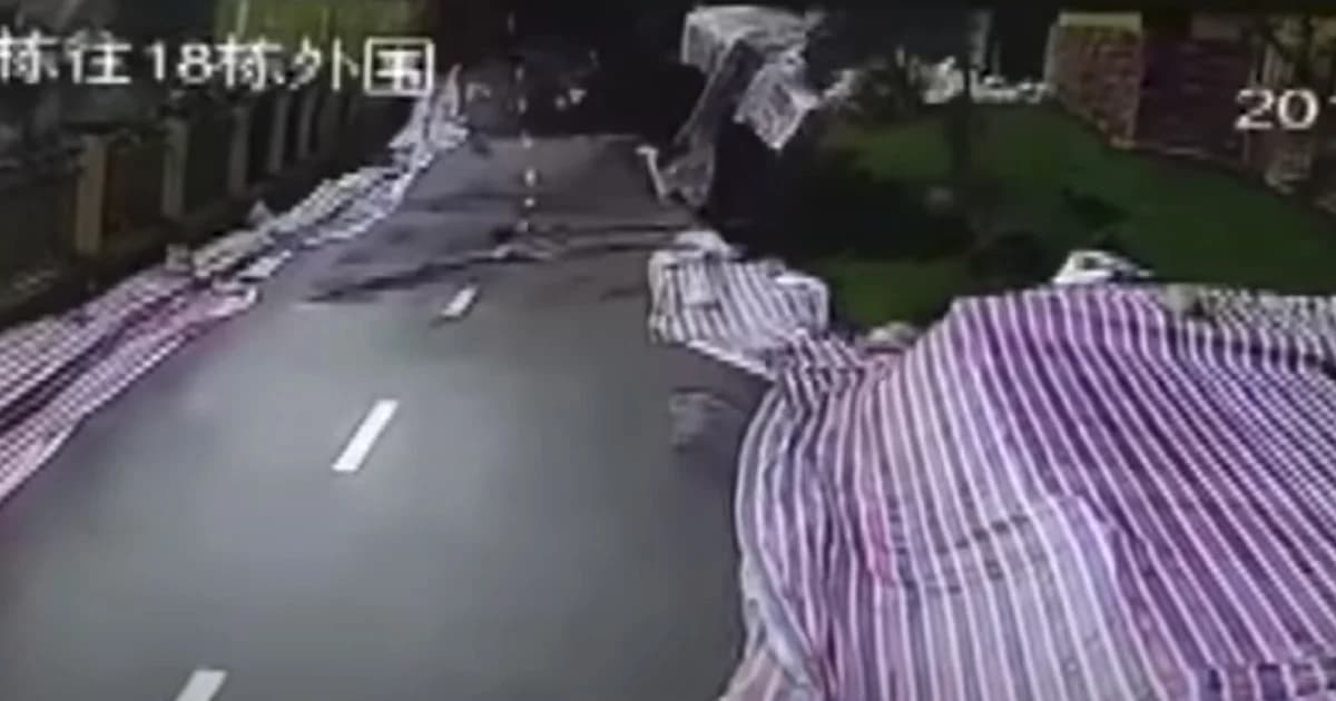 เปิดคลิปถนนเมืองจีนถล่ม หลังฝนตกหนักติดต่อกันหลายวัน