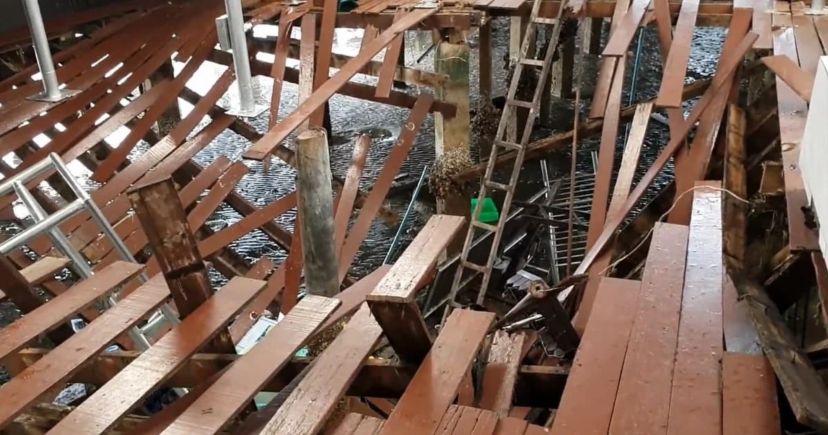 ระทึก! ร้านอาหารชายทะเลพื้นถล่ม ลูกค้าตกทะเลกว่า 70 ราย