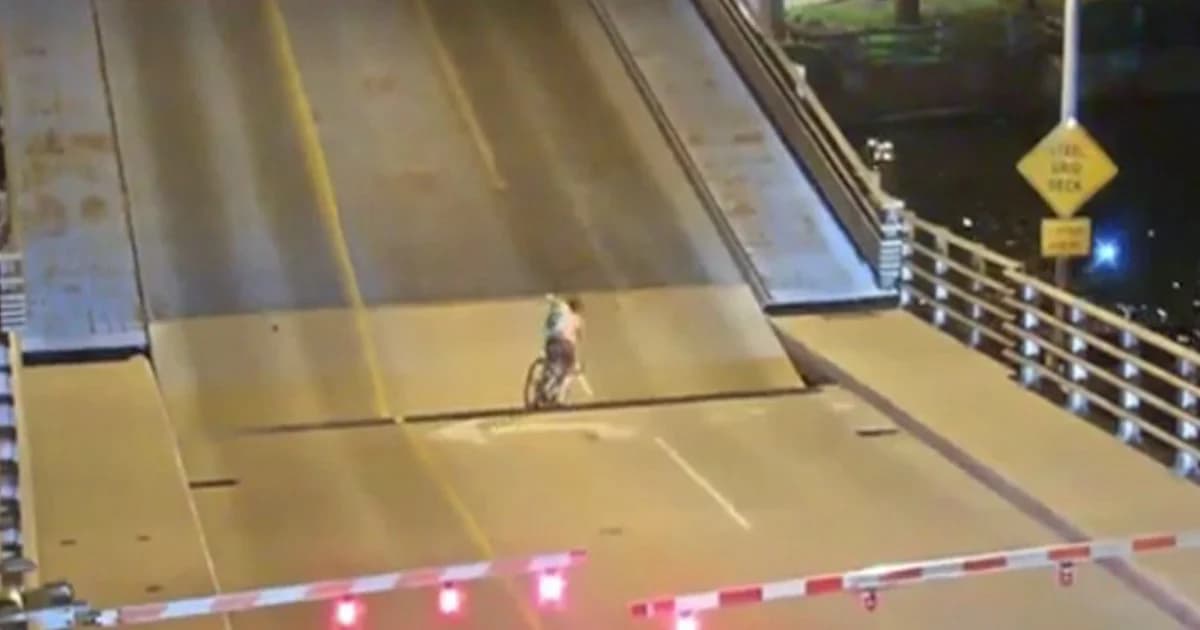 รีบไปไหน ?! สาวขี่จักรยานประมาท ตกร่องสะพาน เปิด-ปิด หวิดดับ