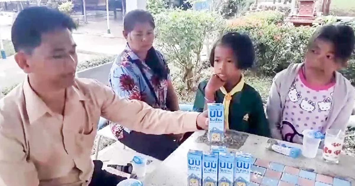 ผอ.เข้มตรวจรับนมโรงเรียน หลังเด็ก 5 คนดื่มแล้วหามส่ง รพ.