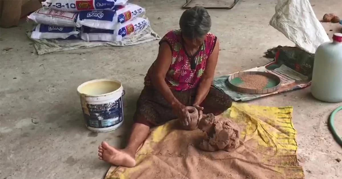 คุณยาย ช่างปั้นโอ่งดินโบราณ คนสุดท้ายของ จ.สุรินทร์
