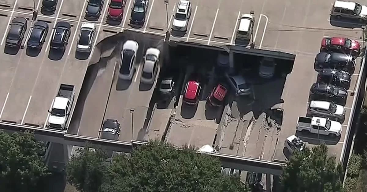 ระทึก! ลานจอดรถถล่มทับรถพังยับ 21 คัน ในเท็กซัส