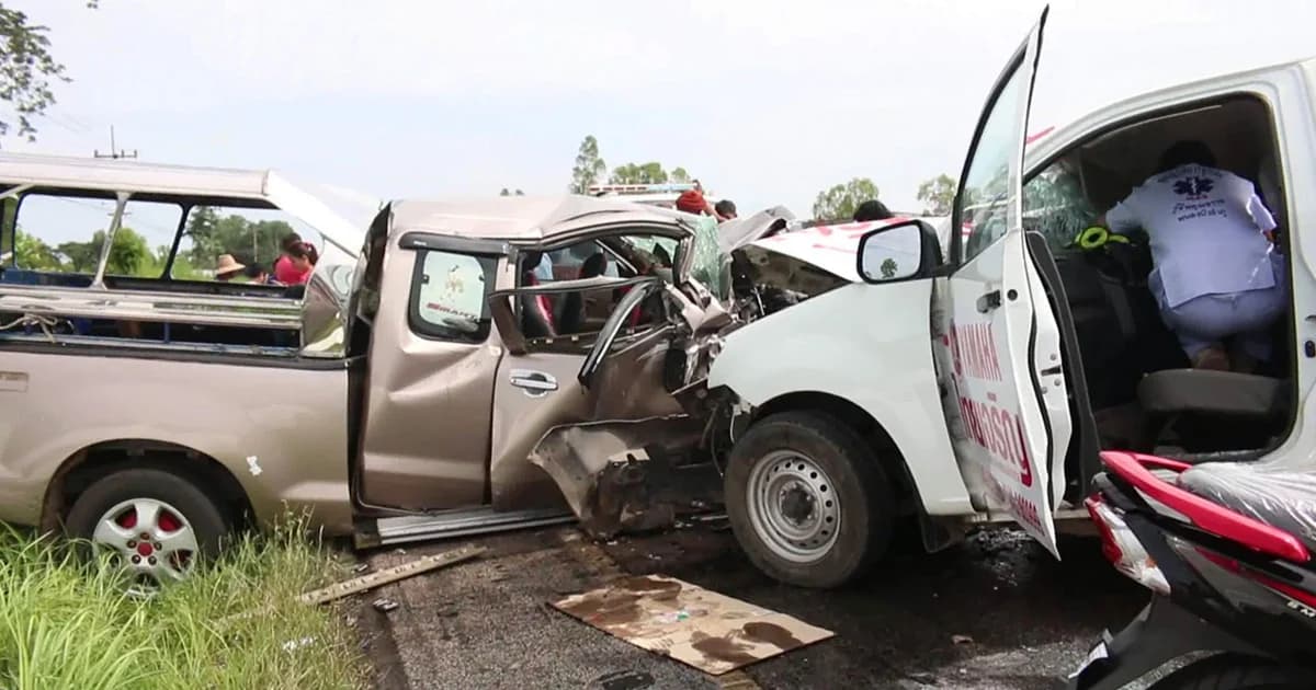 กระบะประสานงากันพังยับที่หนองบัวลำภู คนขับถูกอัดติดในรถนานนับชั่วโมง เจ็บ 11