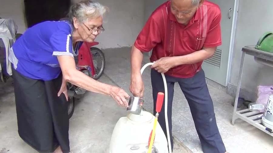 ผู้เฒ่าคู่รักนักค้นคว้า แจกพันธุ์กล้วยจุฬาภรณ์ ฟรี !