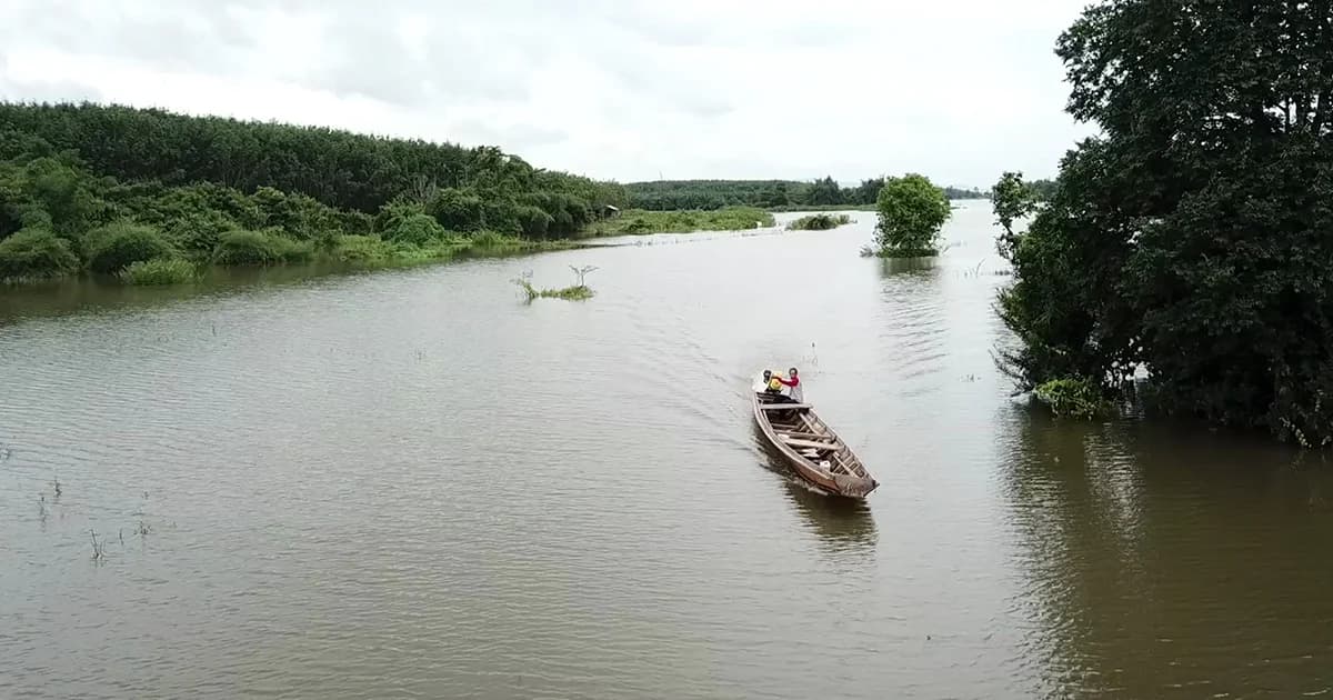 เขื่อนน้ำอูน ‘สกลนคร’ สูงต่อเนื่อง น้ำทะลักท่วมพื้นที่รอบเขื่อน