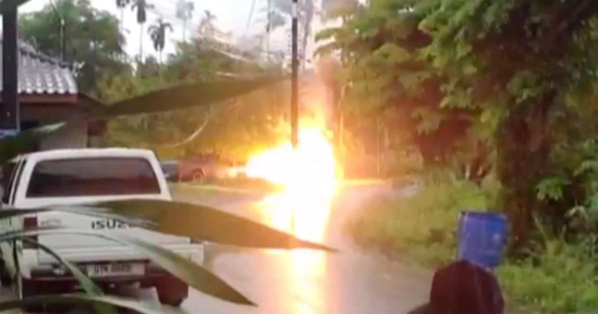 ระทึก! ไฟไหม้สายไฟฟ้าแรงสูงริมถนนเมืองจันทบุรี หวิดลามไหม้รถ ปชช.