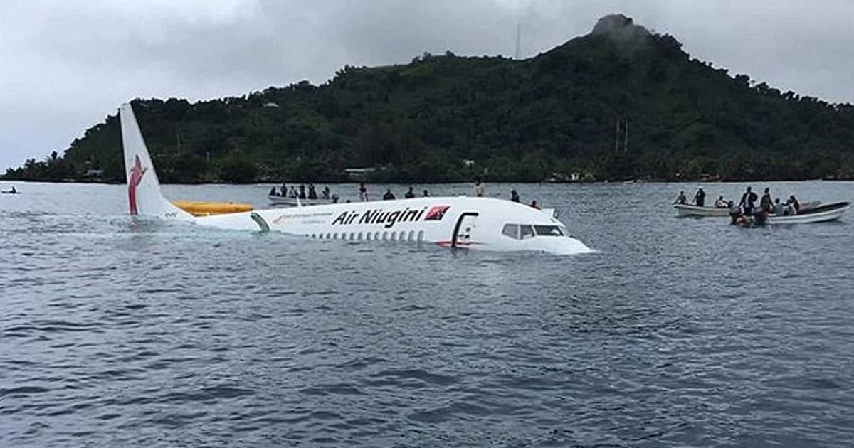 เครื่องบินเลยรันเวย์ พุ่งตกมหาสมุทร ผู้โดยสารและลูกเรือรอดปาฏิหาริย์