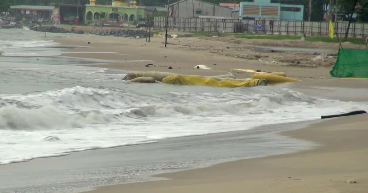เรือบรรทุกแร่อับปาง ! ทำม่านกรองตะกอนเกลื่อนหาดชลาทัศน์ สงขลา