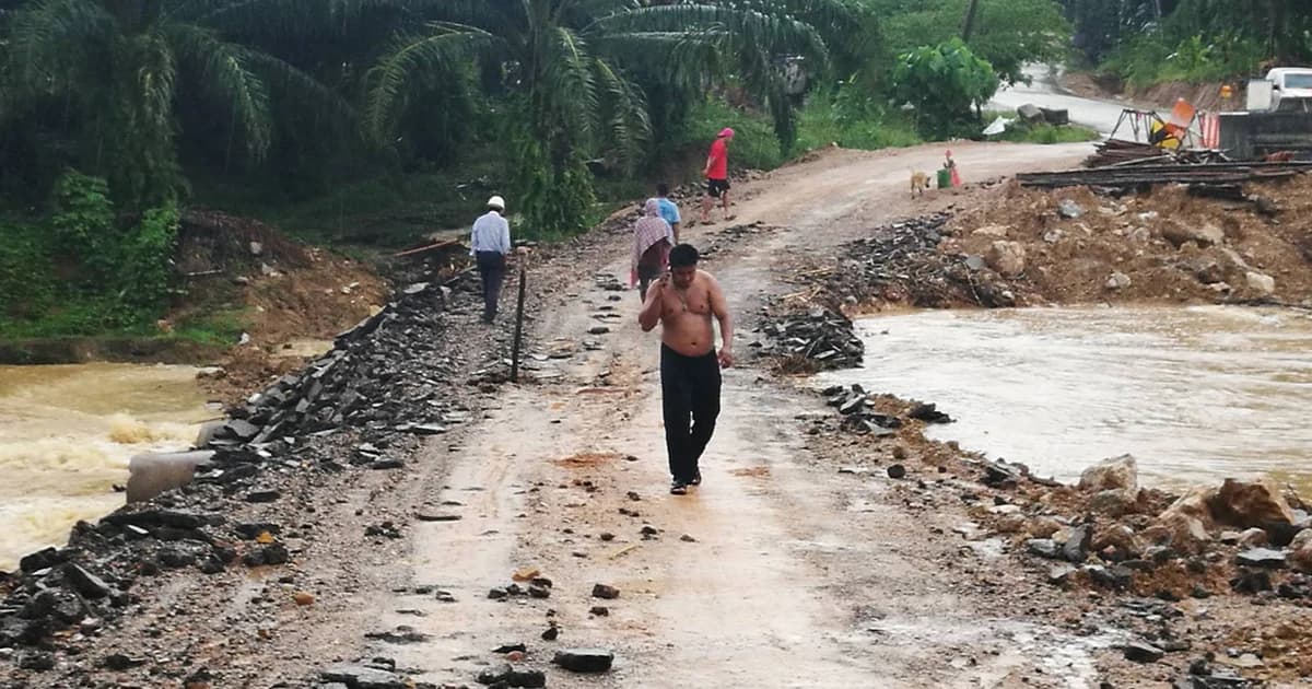 ฝนถล่มกระบี่! น้ำป่าเทือกเขาพนมเบญจา หลากเซาะทางเบี่ยงน้ำ หวิดขาด