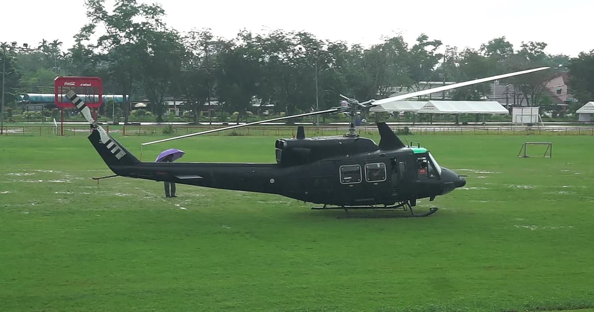 ระทึก! ฮ.ฮิวอี้ ทหาร ลงจอดฉุกเฉินที่ชุมพร เหตุพายุฝนกระหน่ำ