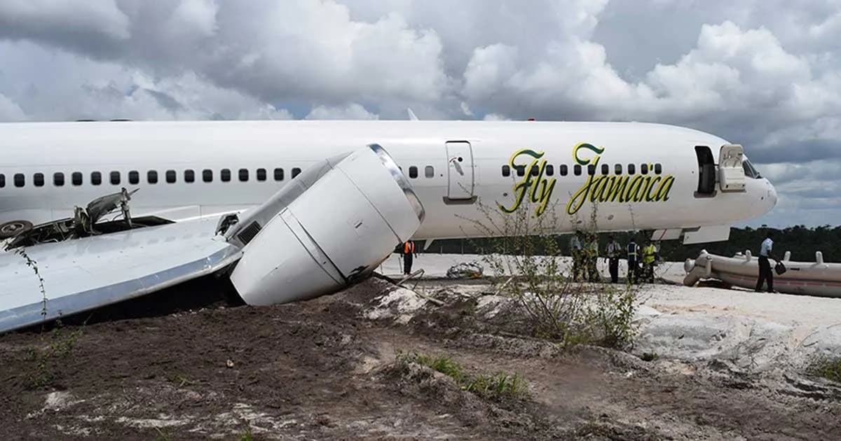 เจ็บ 6 ! เครื่องบินฟลายจาเมกา ลื่นไถลหลุดรันเวย์ขณะลงจอดฉุกเฉิน