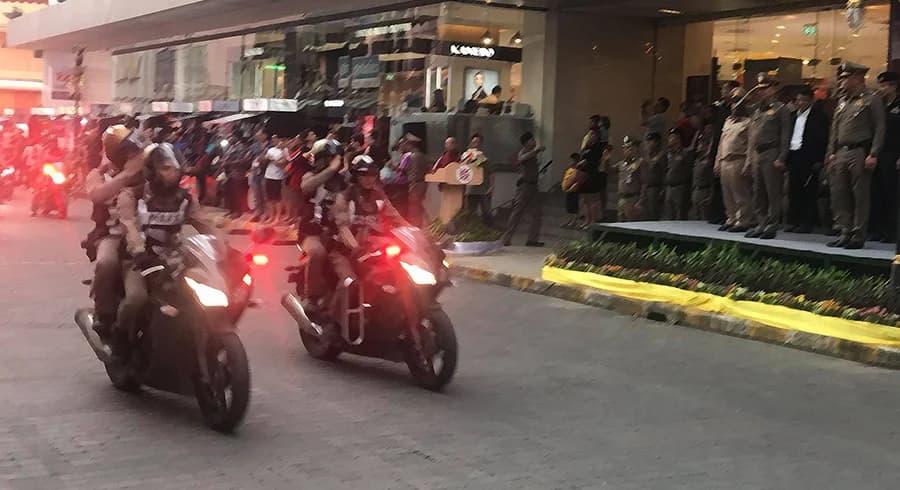 ไล่ออก 2 ตำรวจ สน.ทองหล่อ หลังนักท่องเที่ยวร้องถูกรีดเงิน