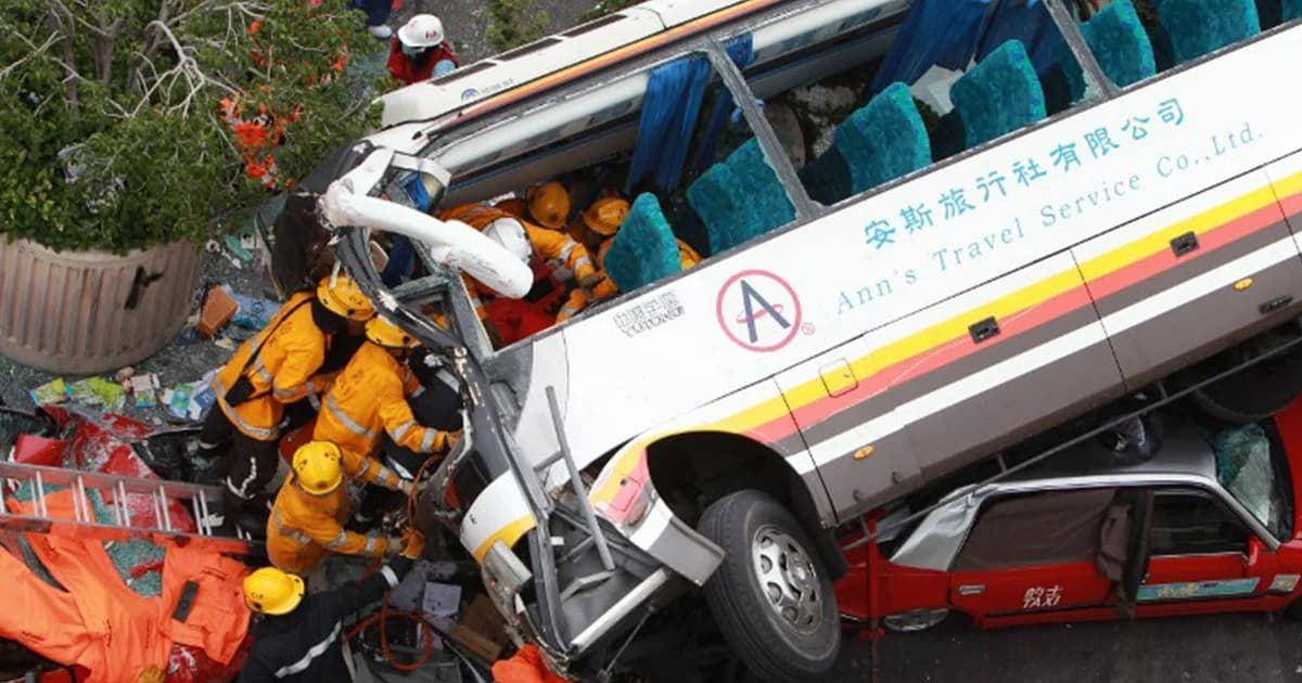 รถบัสของพนักงานสายการบินคาเธ่ย์ชนท้ายแท็กซี่ เสียชีวิต 5 ราย