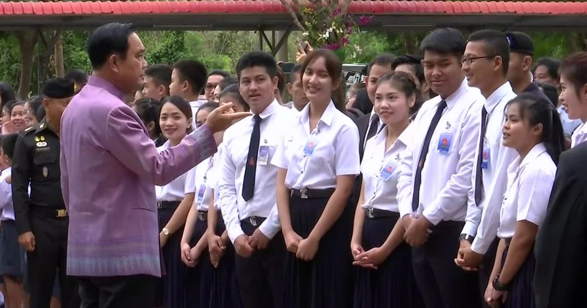 “ประยุทธ์” นำถก กรอ.-ครม.อีสานตอนบน 1 บอกเด็กหนองคาย “จำหน้าลุงไว้นะ”